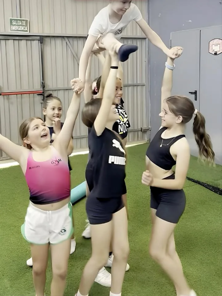 Gimnastas de AeroGym ensayando una figura