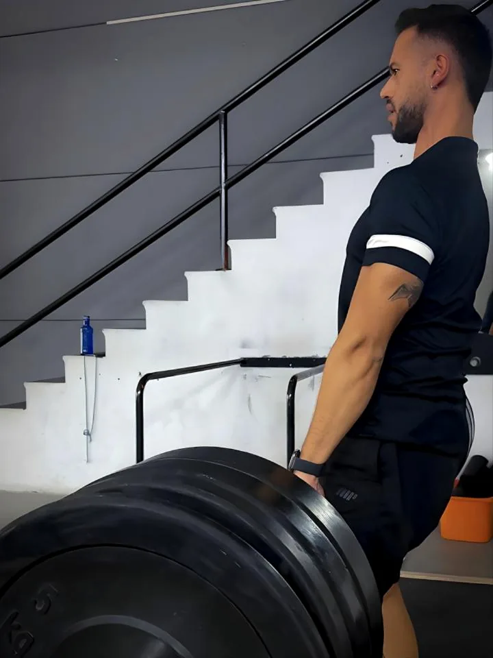 Opositor entrenando fuerza con barra en COR Club