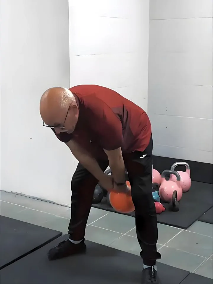Socio entrenando fuerza en el programa de salud de COR Club, La Pobla de Vallbona