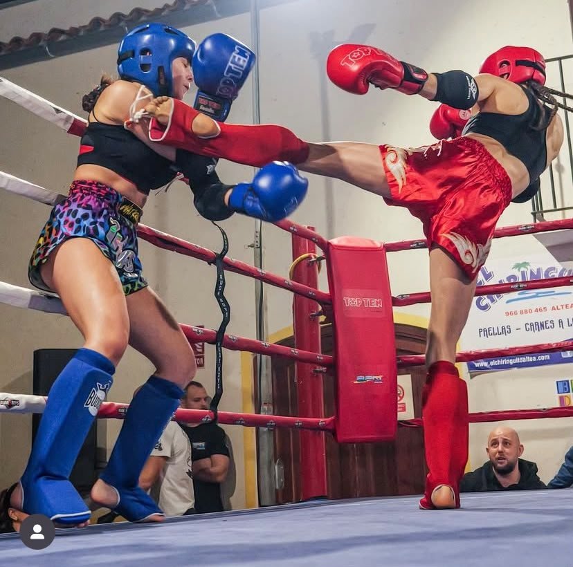Carla Requena lanzando una patada en un combate de muay thai