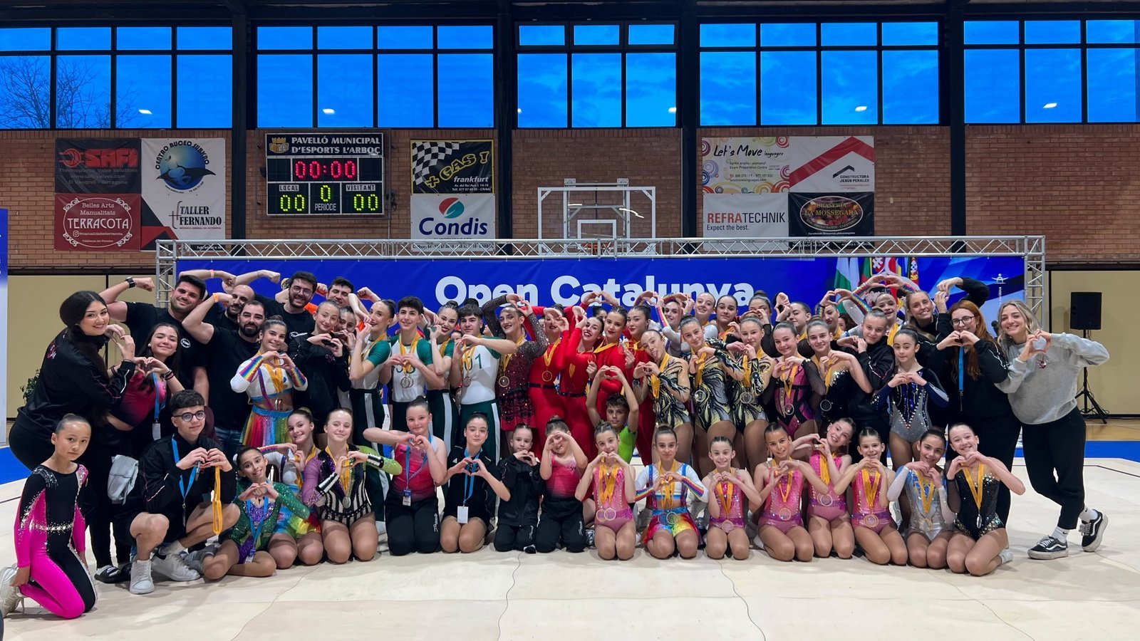 Deportistas de club con sus medallas en el Open Catalunya junto a entrenadores de COR Club, La Pobla de Vallbona